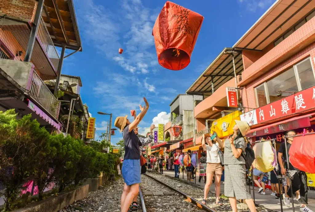 Ý nghĩa của thả đèn trời tại Phố cổ Bình Khê